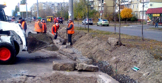 В Дарницькому районі дорожники продовжують роботи з капітального ремонту вул. Ревуцького