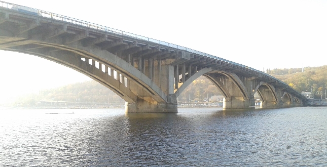 На замовлення комунальної корпорації "Киїавтодор", з метою визначення технічного стану мосту Метро через річку Дніпро, тривають роботи з комплексного обстеження споруди, у тому числі підводної частини опор