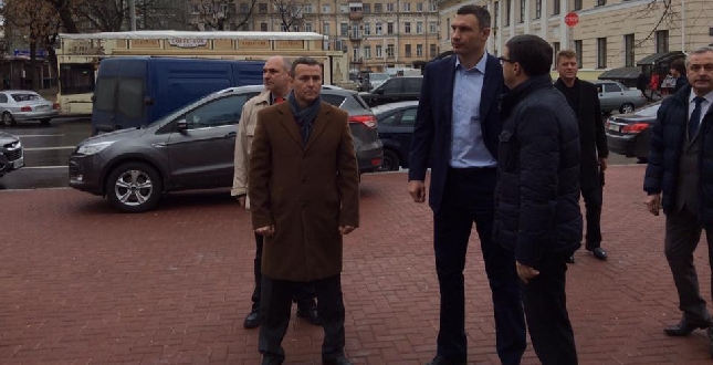 Мер столиці Віталій ‪‎Кличко‬ провів виїзну нараду на Контрактовій площі за підсумками річної роботи "Київавтодору"