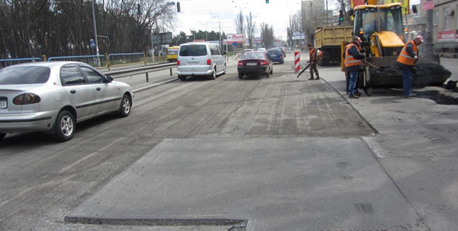 Покращення погодних умов дозволило підприємствам комунальної корпорації «Київатводор» відновити роботи з поточного ремонту вулично-дорожньої мережі столиці.