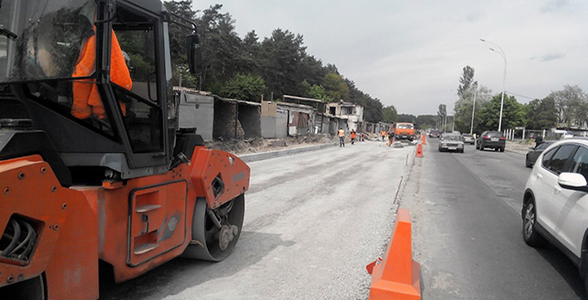 В рамках капітального ремонту вулиці Газопровідної продовжуються роботи з розширення проїзної частини з 2 до 4 смуг руху