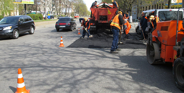 Корпорація "Київавтодор" продовжує виконувати роботи з поточного ремонту доріг і вулиць, в тому числі за допомогою струменево-ін'єкційного методу.