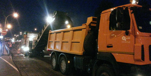 Корпорація "Київавтодор" продовжує виконувати роботи з поточного ремонту доріг і вулиць.