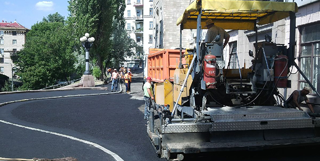 Комунальні підприємства корпорації «Київавтодор» продовжують ремонт міжквартальних проїздів.