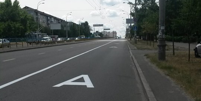 Розпочато роботи по впровадженню виділеної смуги руху громадського транспорту на бульварі Перова.