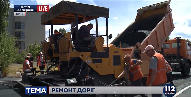 Днями журналісти телеканалу «112 Україна» побували на об’єктах, де ведуться роботи з ремонту міжквартальних проїздів столиці.