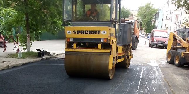 У суботу дорожники відновили понад 1350 кв.м. асфальтобетонного покриття вулично-дорожньої мережі.