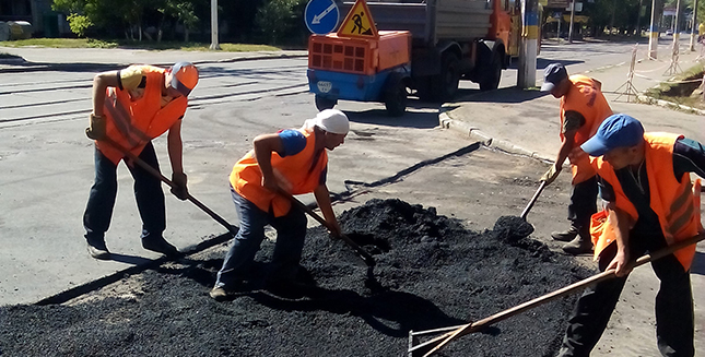 Дорожники відновлюють дорожнє покриття після аварійних розриттів ПАТ «Київенерго».