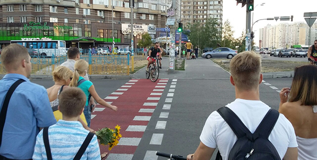 Задля зручності та безпеки велосипедистів «Київавтодор» влаштував окрему смугу для перетину проїжджої частини