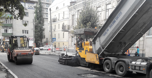У Подільському районі триває реконструкція вулиці Братської