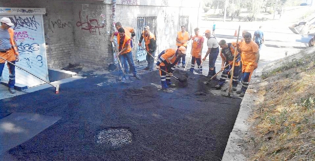 Тривають роботи з капітального ремонту міжквартальних проїздів та прибудинкових територій в Подільському районі столиці
