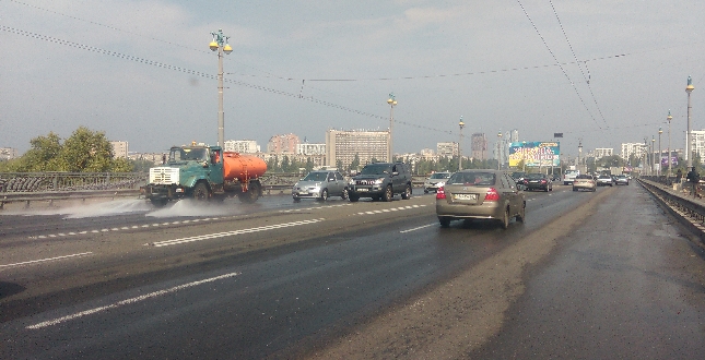 Комунальна корпорація "Киівавтодор" прототягом дня здійснює полив доріг в усіх районах столиці у посилинному режимі