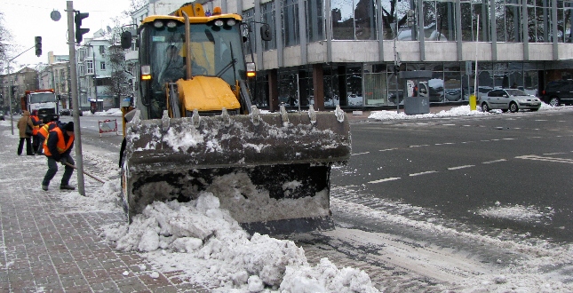 У неділю, 17 січня, комунальні підприємства корпорації «Київавтодор» в цілодобовому режимі продовжували роботи з очищення вулично-дорожньої мережі від снігу
