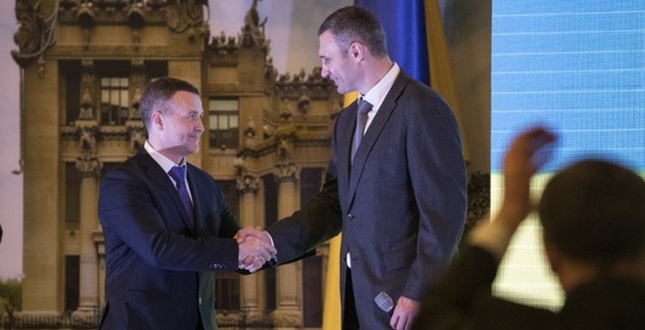 ГЛАВКОМ: Кличко нагородив автодорівців за «європейські дороги» путівками до Єгипту