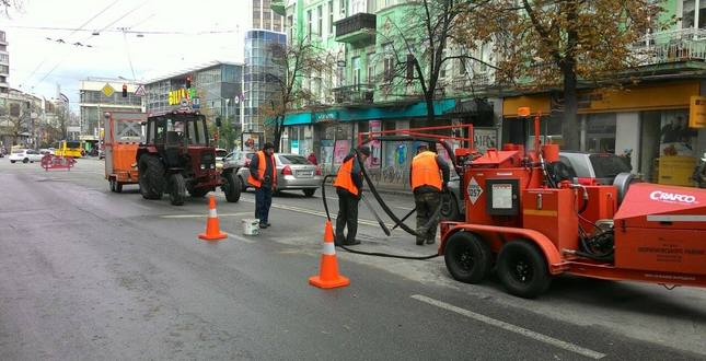 За сприятливих погодних умов комунальні підприємства корпорації «Київавтодор» проводять роботи з заливки тріщин дорожнього покриття