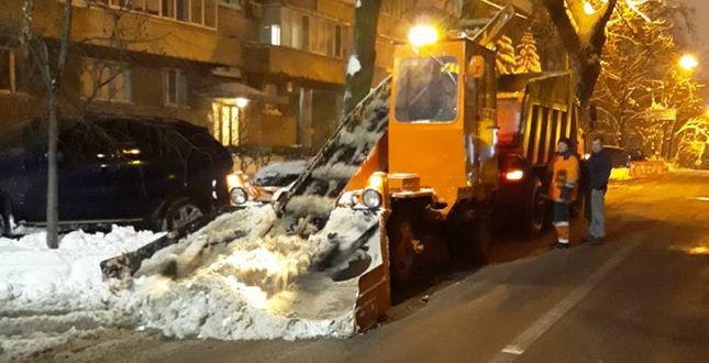 Вечірній Київ: "Дорожникам допомагають прибирати сніг з вулиць «золоті ручки»"