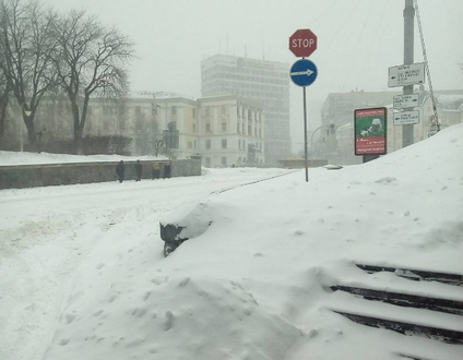 112 UA: Заважають боротися зі снігом: Київських водіїв закликали прибрати свої авто з узбіччя до 25 грудня