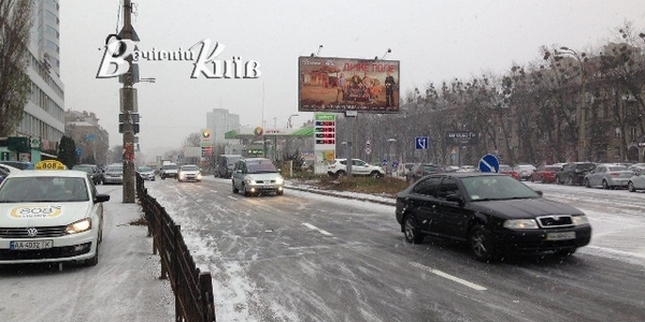 Вечірній Київ: На дороги Києва вийшла снігоприбиральна техніка