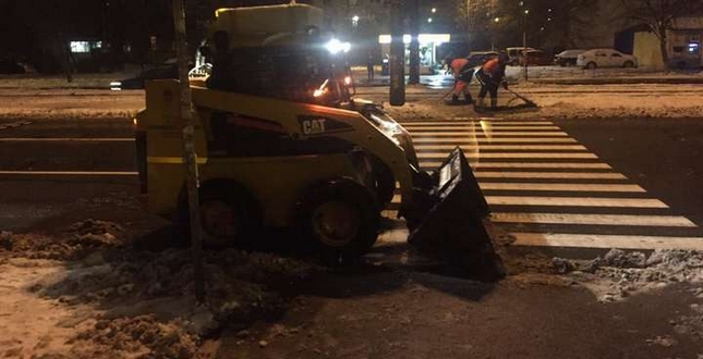 ГЛАВКОМ: Дорожники показали, як всю ніч розчищали Київ від снігу (фото, відео)