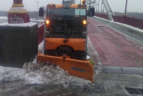 Почищені дороги, прибрані від снігу підходи до наземних і підземних пішохідних переходів та сходові марші - так виглядає Київ сьогодні вдень