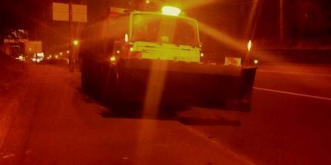 Вечірній Київ: У Києві з ночі обробили автошляхи в очікуванні снігу