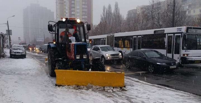ГЛАВКОМ: Київ засипає снігом: на дорогах понад 350 одиниць спецтехніки