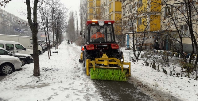 Вечірній Київ: Як нова всесезонна техніка Київавтодору справилася зі снігом