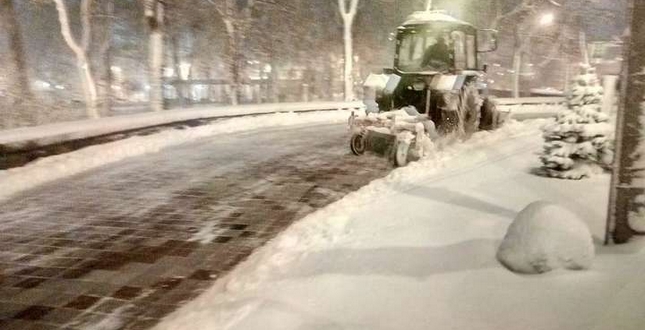 ГЛАВКОМ: "Снігопад не припиняється: розчищення Києва триває майже півтори доби"