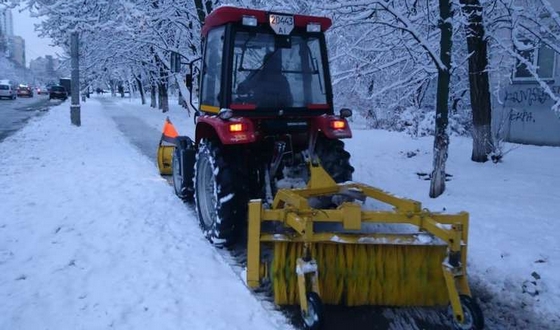 ГЛАВКОМ: "Дорожники вночі розчищали Київ від снігу"