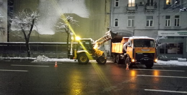 Підприємства "Київавтодору" за добу вивезли зі столичних доріг 2388 т снігу