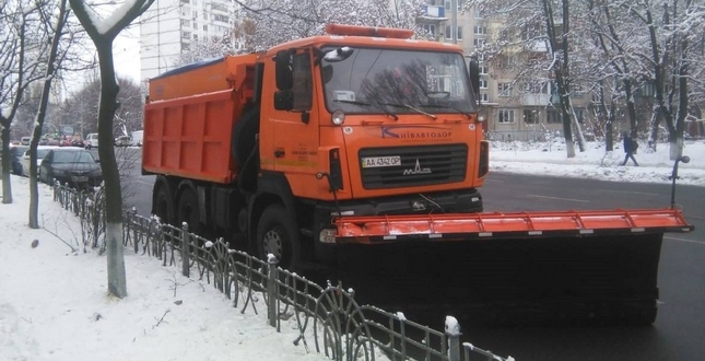 За прогнозом Укргідрометеоцентру, сьогодні вдень у Києві сніжитиме. Спецтехніка підприємств «Київавтодору» вже розташована на вихідних позиціях в усіх районах столиці