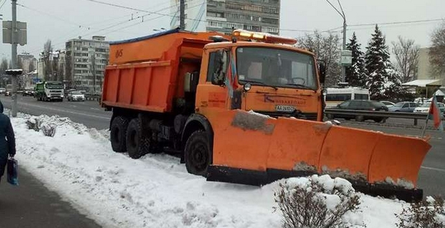 ГЛАВКОМ: "У Києві сніжить: дорожники у повній бойовій готовності"
