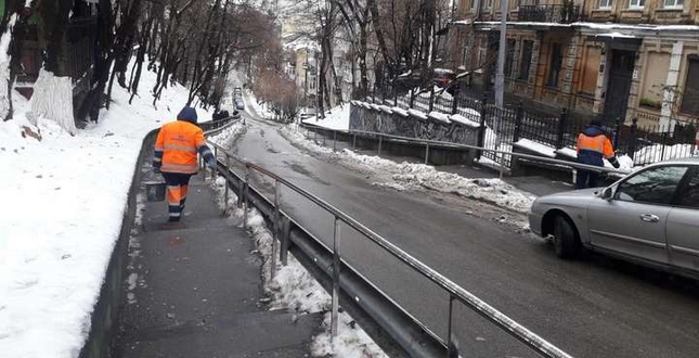 ГЛАВКОМ: "У столиці небезпечна ожеледь: дорожники обробляють тротуари"