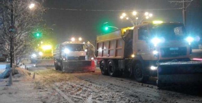 ГЛАВКОМ: "Снігопад у Києві: у дорожників була «гаряча» ніч"