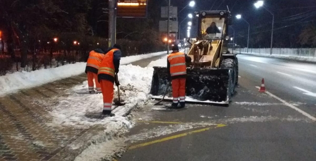 УНІАН: У Києві спецтехніка цілодобово прибирає вулиці від снігу