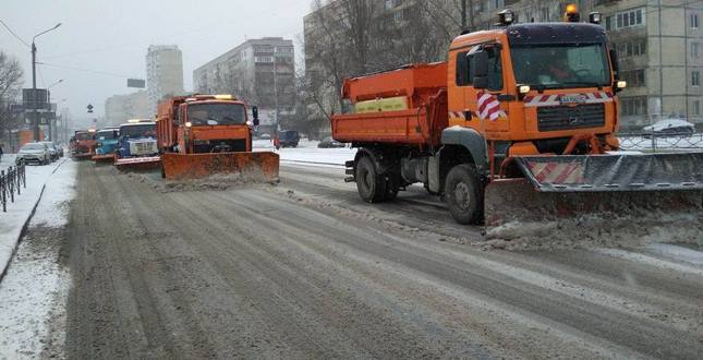 Шляхово-експлуатаційні підприємства комунальної корпорації "Київавтодор" продовжують роботи з прибирання вулично-дорожньої мережі столиці від снігу
