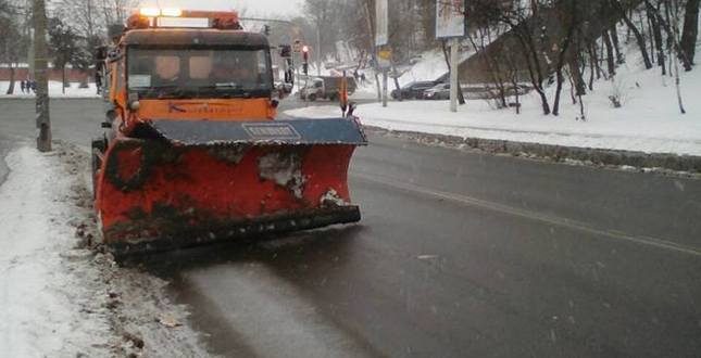 275 одиниць снігоприбиральної техніки комунальної корпорації "Київавтодор" вже працює на дорогах столиці