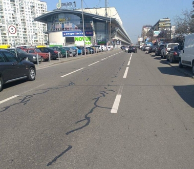 Комунальна корпорація «Київавтодор» вже неодноразово розповідала про практику заливки тріщин дорожнього покриття, яку в останні 2 роки активно застосовує на дорогах столиці