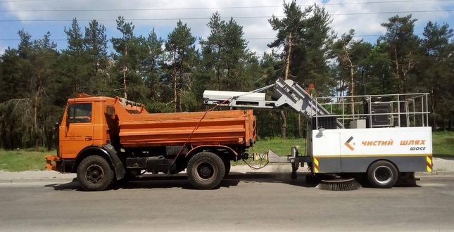 У Дніпровському районі триває «тест-драйв» вітчизняної підмітально-прибиральної машини
