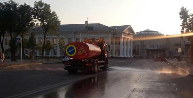 КК "Київавтодор" продовжує щоденні роботи з поливу та миття проїжджих частин міських вулиць та доріг