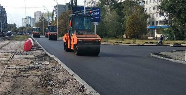 Проспект Академіка Палладіна та вулиця Алматинська: дорожники влаштовують на об’єктах нове асфальтобетонне покриття