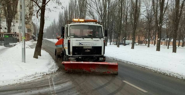 Вечірній Київ: "Тротуари без снігу: дорожники цілодобово прибирають вулиці міста"