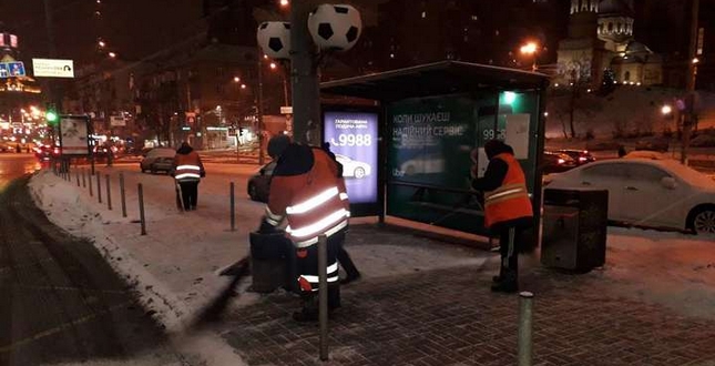 ГЛАВКОМ: "Дорожники показали, як цілодобово розчищають вулиці Києва від снігу"