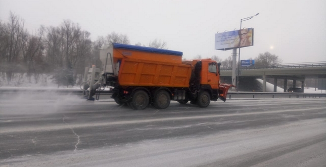 Зранку суботи у Києві знову сніжить