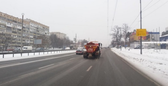 УКРІНФОРМ: На дорогах Києва працюють солерозкидачi та снігоприбиральна техніка