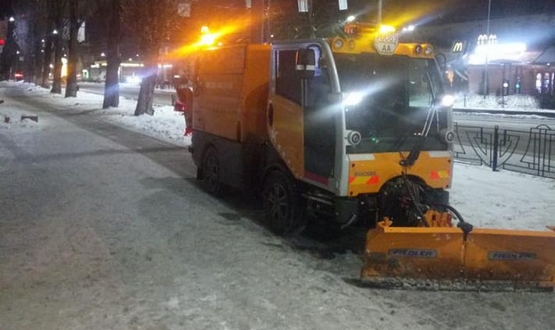 Підприємства комунальної корпорації «Київавтодор» продовжують у цілодобовому режимі роботи з зимового утримання столичних вулиць і доріг