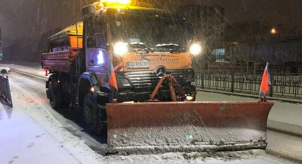ГЛАВКОМ: "Дорожники показали, як з опівночі розчищають Київ від снігу"