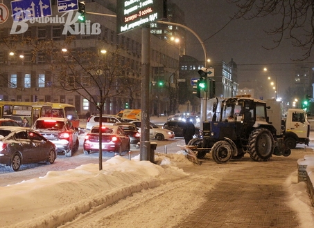Вечірній Київ: "Приватні авто не поступаються снігоприбиральній техніці"