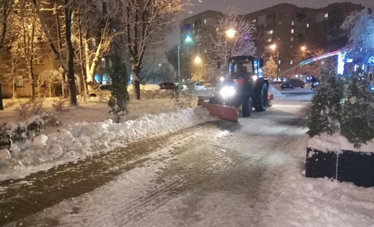 УНІАН: Упродовж усієї ночі комунальники не припиняли роботи з подолання наслідків снігопаду - КМДА