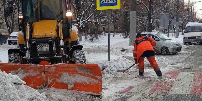 Вечірній Київ: "Дорожники розчищають сніг на другорядних вулицях у столиці"